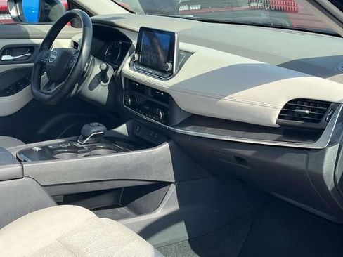 Used 2025 Nissan Rogue SV FWD image 25