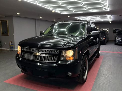 Used 2011 Chevrolet Avalanche LTZ RWD image 3