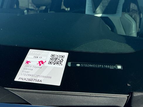 Used 2023 Toyota Sienna Limited image 25