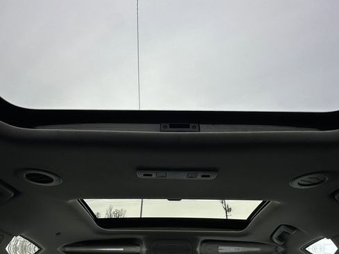 Used 2023 GMC Acadia SLT w/ Preferred Package image 23