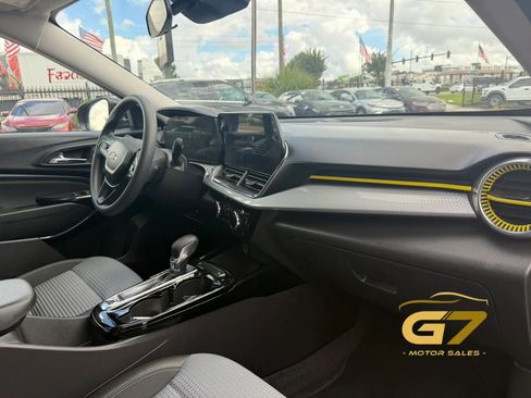 Used 2025 Chevrolet Trax LT FWD image 9