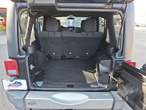 Used 2012 Jeep Wrangler Unlimited Sahara image 33