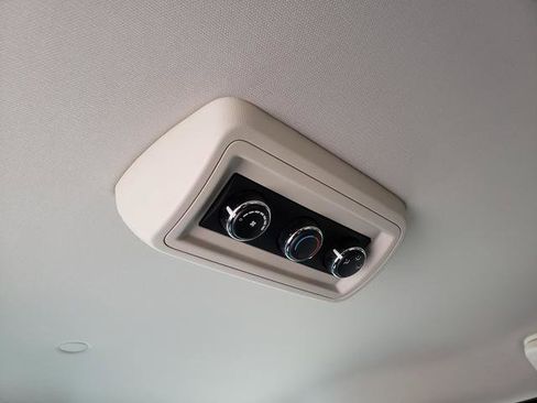 Used 2018 Dodge Grand Caravan SE w/ UConnect Hands-Free Group image 15