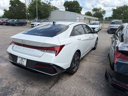 Used 2025 Hyundai Elantra SEL FWD image 5