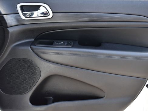 Used 2020 Jeep Grand Cherokee Altitude image 24