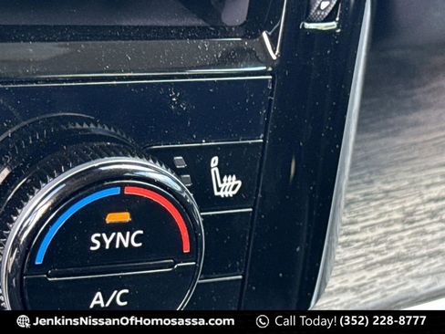 Used 2025 Nissan Rogue Platinum w/ Tech Package image 38