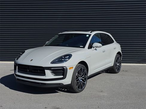 Certified 2025 Porsche Macan image 1