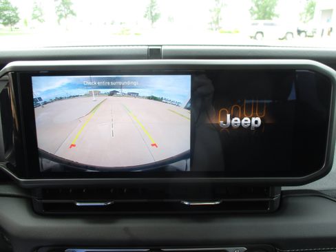 Used 2025 Jeep Wrangler Unlimited Sahara AWD/4WD image 28