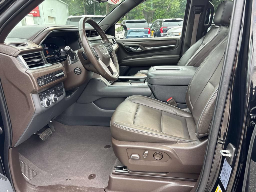 Used 2022 GMC Yukon XL Denali w/ Denali Premium Package AWD/4WD image 12