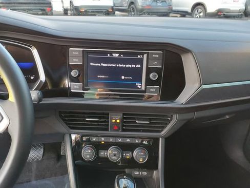Used 2024 Volkswagen Jetta SE FWD image 15
