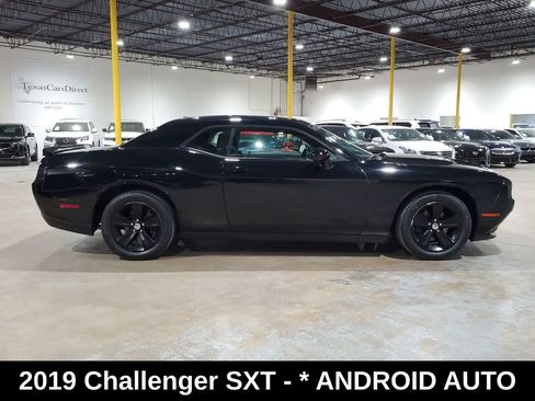 Used 2019 Dodge Challenger SXT RWD image 5