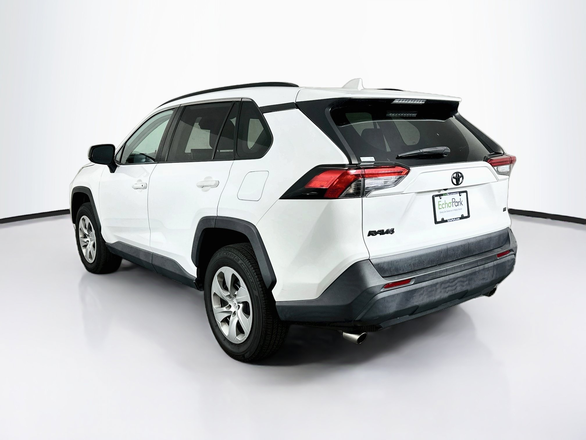 Used 2021 Toyota RAV4 LE FWD image 5