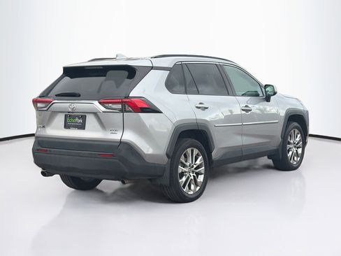 Used 2020 Toyota RAV4 XLE Premium image 9