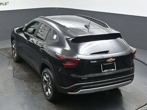 New 2026 Chevrolet Trax LT w/ Sunroof Package FWD image 19