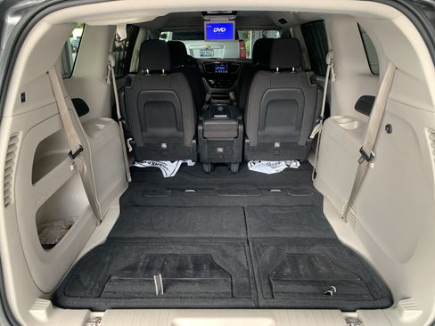 Used 2019 Chrysler Pacifica Touring Plus w/ Tire & Wheel Group FWD image 10