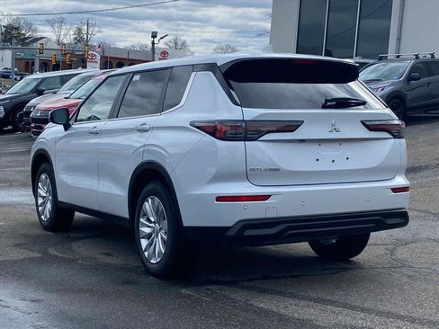 New 2026 Mitsubishi Outlander ES image 3