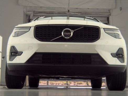 Used 2024 Volvo XC40 B5 Plus w/ Protection Package Premier AWD/4WD image 2
