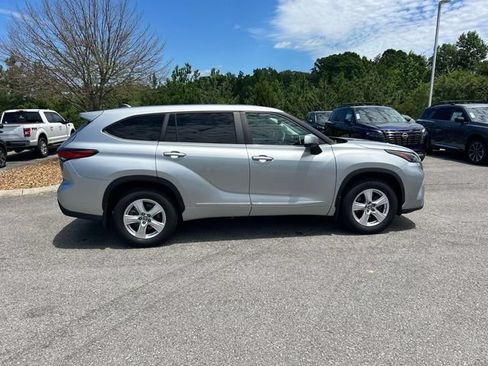 Used 2023 Toyota Highlander LE AWD/4WD image 2
