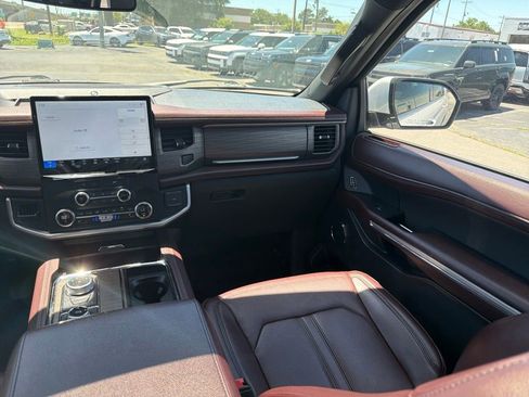 Used 2024 Ford Expedition Limited AWD/4WD image 18