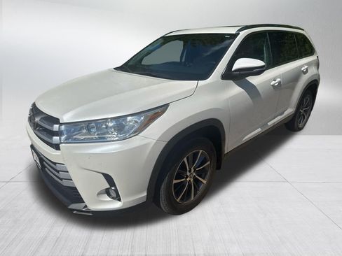 Certified 2019 Toyota Highlander XLE AWD/4WD image 3