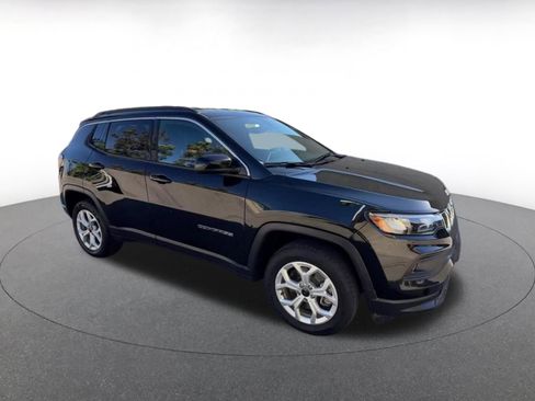 Used 2025 Jeep Compass Latitude image 2