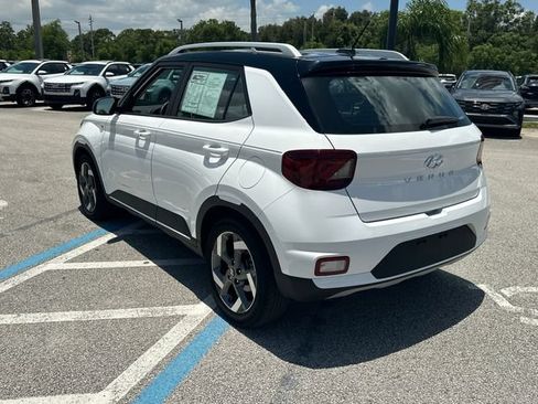 Used 2024 Hyundai Venue Limited FWD image 8