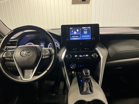 Used 2021 Toyota Venza LE image 16