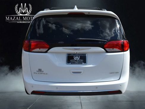 Used 2017 Chrysler Pacifica Limited FWD image 12
