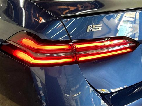 Used 2025 BMW i5 xDrive40 w/ Executive Package image 32