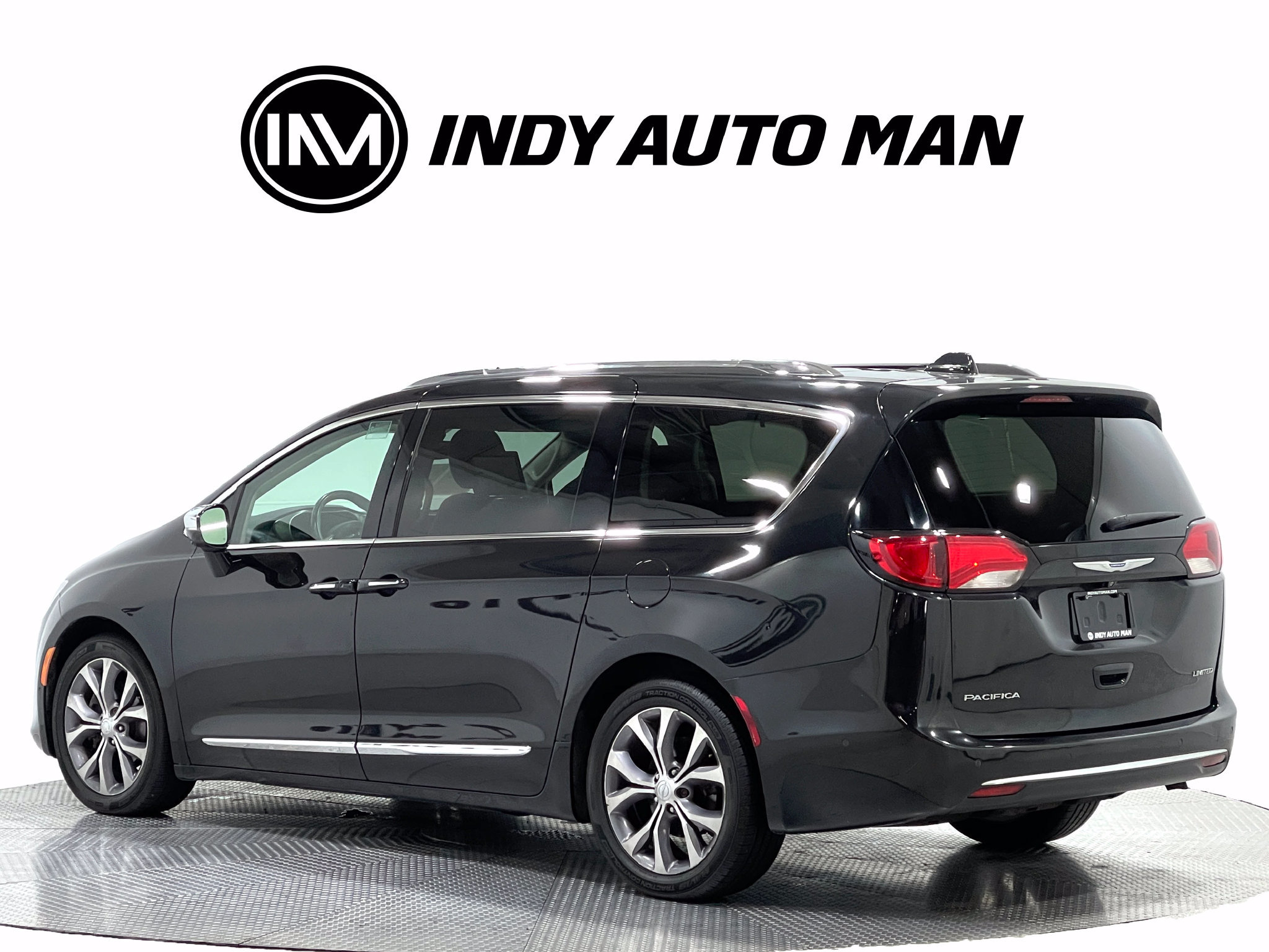 Used 2018 Chrysler Pacifica Limited w/ Tire & Wheel Group FWD image 6
