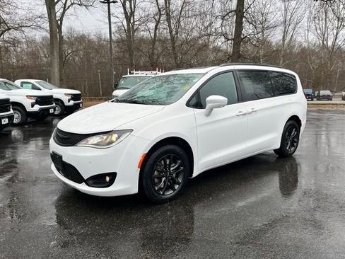 Used 2020 Chrysler Pacifica Touring-L w/ Advanced Safetytec Group image 2