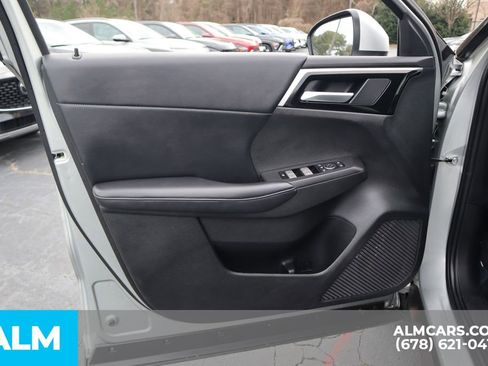 Used 2024 Mitsubishi Outlander SE image 11