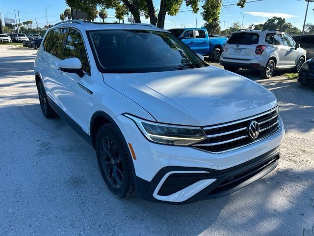 Used 2022 Volkswagen Tiguan SE FWD image 1