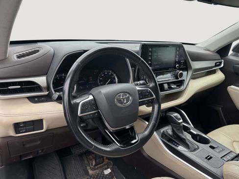 Used 2021 Toyota Highlander XLE FWD image 10