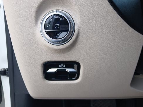 Used 2025 Mercedes-Benz C 300 Sedan image 25