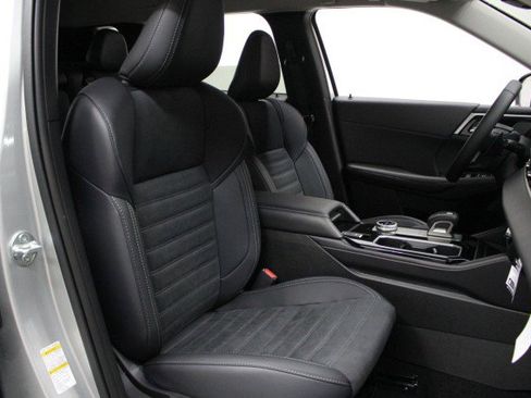 New 2025 Mitsubishi Outlander SE image 19