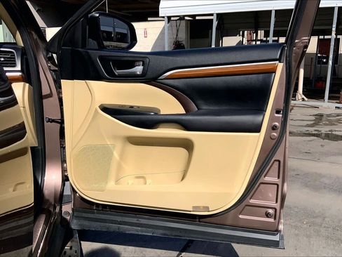 Used 2017 Toyota Highlander Limited image 21
