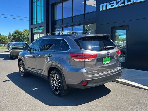 Used 2018 Toyota Highlander SE AWD/4WD image 3