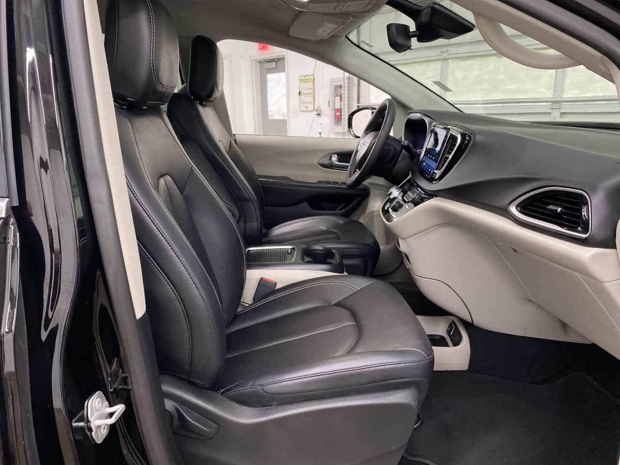 Used 2024 Chrysler Pacifica Touring-L FWD image 19