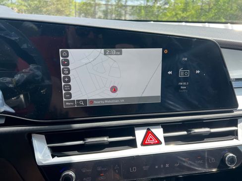 New 2025 Kia Niro EX Touring image 21