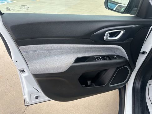 Used 2024 Jeep Compass Latitude image 13