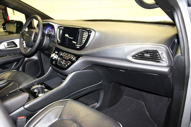 Certified 2025 Chrysler Pacifica Limited FWD image 32