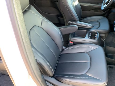 New 2026 Chrysler Pacifica Select AWD/4WD image 32