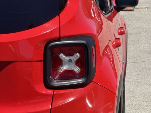 Used 2021 Jeep Renegade Latitude AWD/4WD image 20