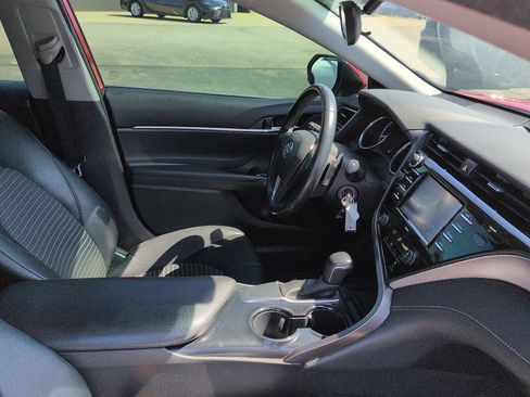 Used 2020 Toyota Camry SE FWD image 7