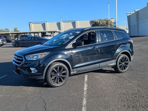 Used 2017 Ford Escape SE w/ Equipment Group 201A image 2