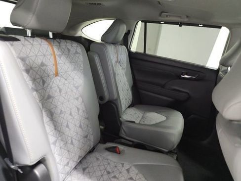 Used 2022 Toyota Highlander Bronze Edition image 21