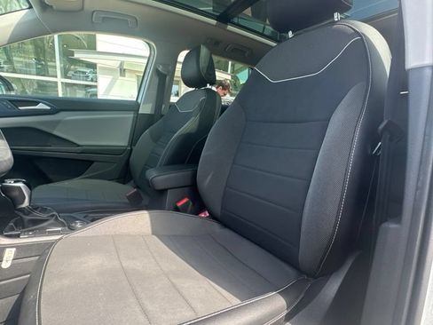 Used 2023 Volkswagen Taos SE w/ Panoramic Sunroof Package AWD/4WD image 11