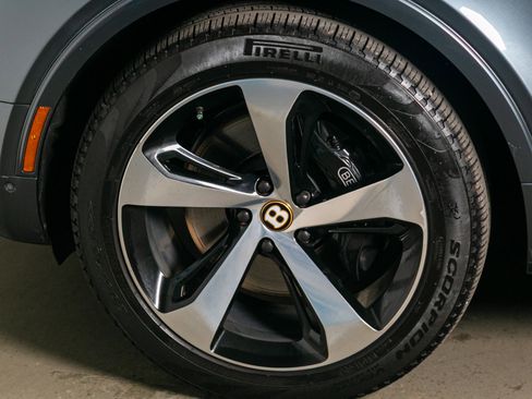 Used 2019 Bentley Bentayga image 49
