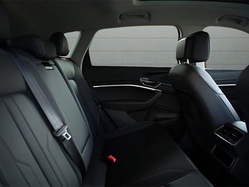 Used 2024 Audi Q8 e-tron Premium image 28